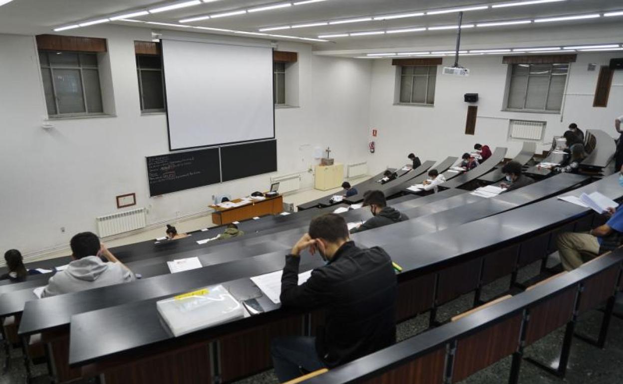 Estudiantes, en las pruebas de la EBAU en la USAL. 