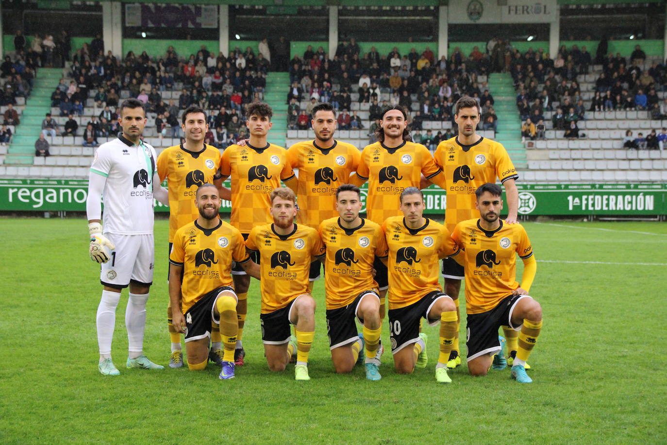 De Miguel dispara para conseguir su gol en A Malata.