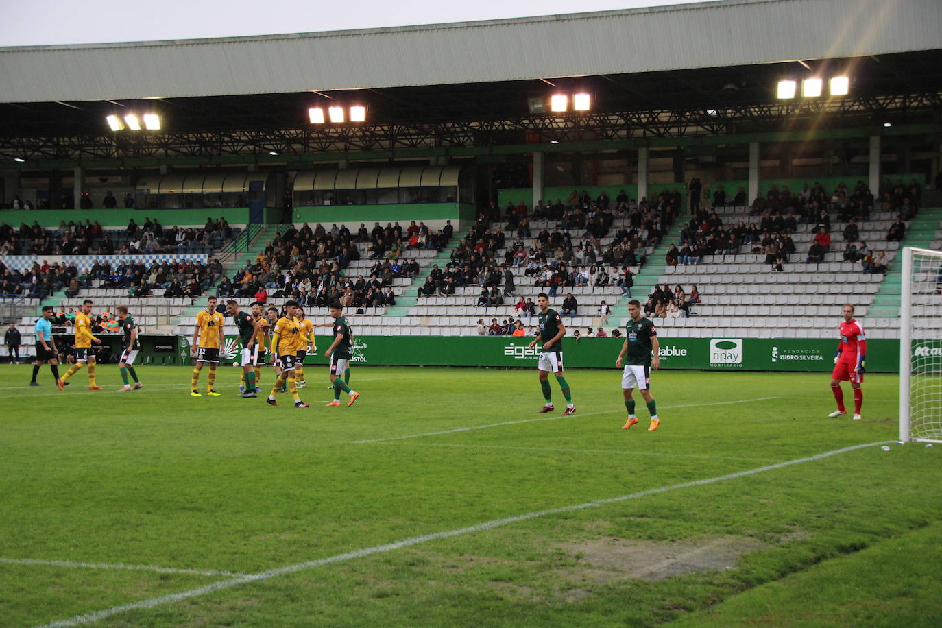 De Miguel dispara para conseguir su gol en A Malata.