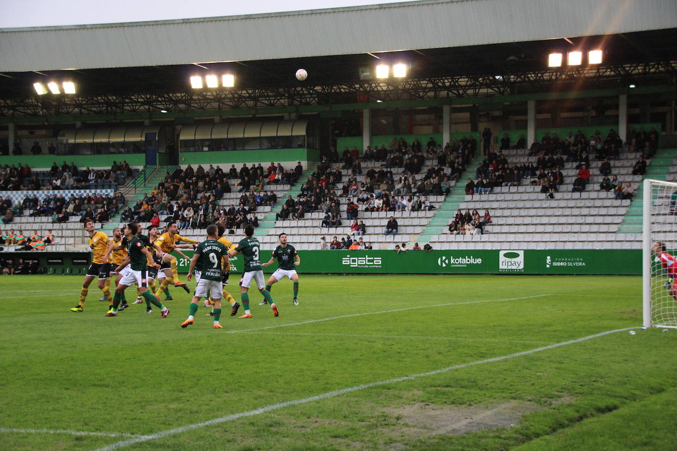 De Miguel dispara para conseguir su gol en A Malata.