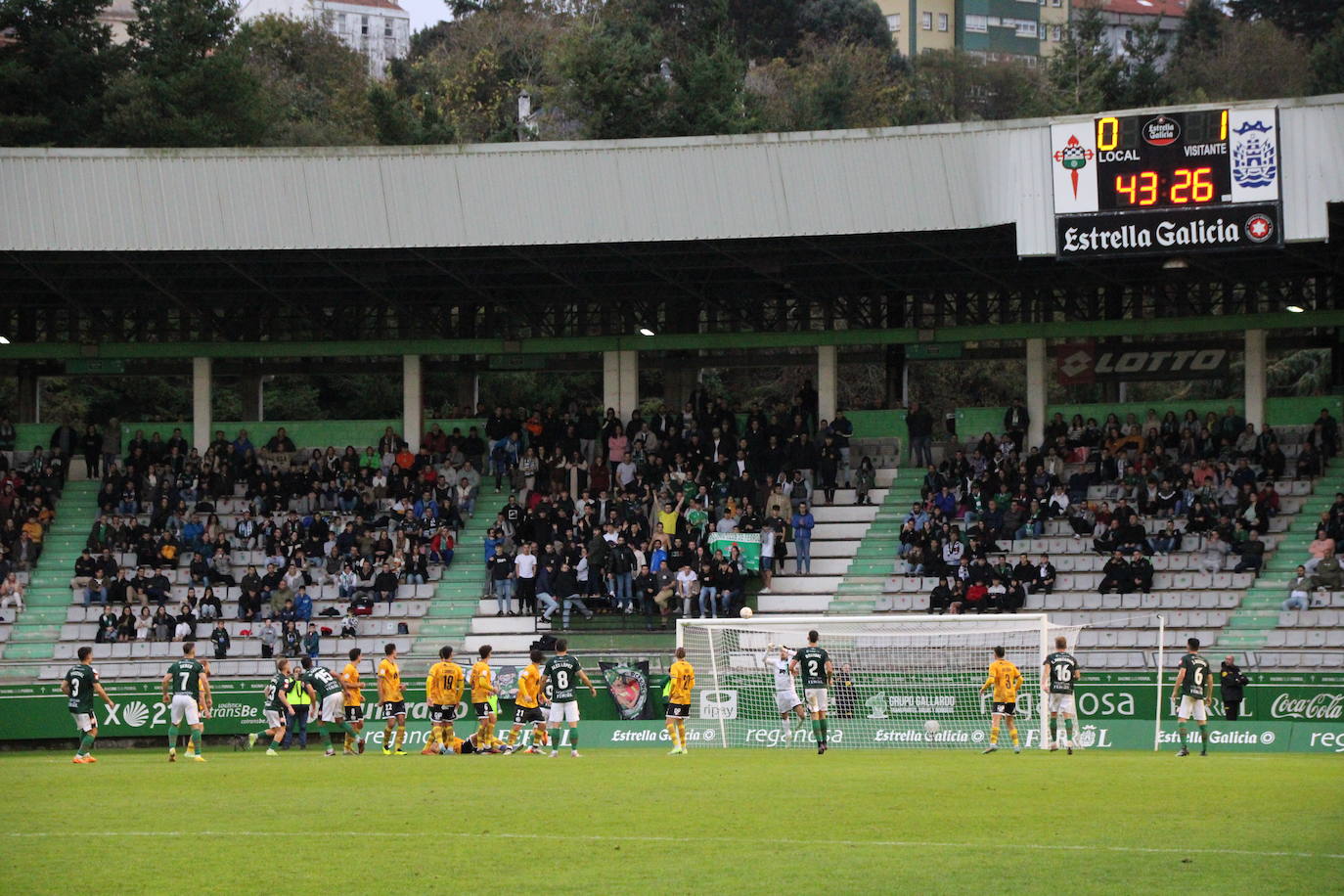 De Miguel dispara para conseguir su gol en A Malata.