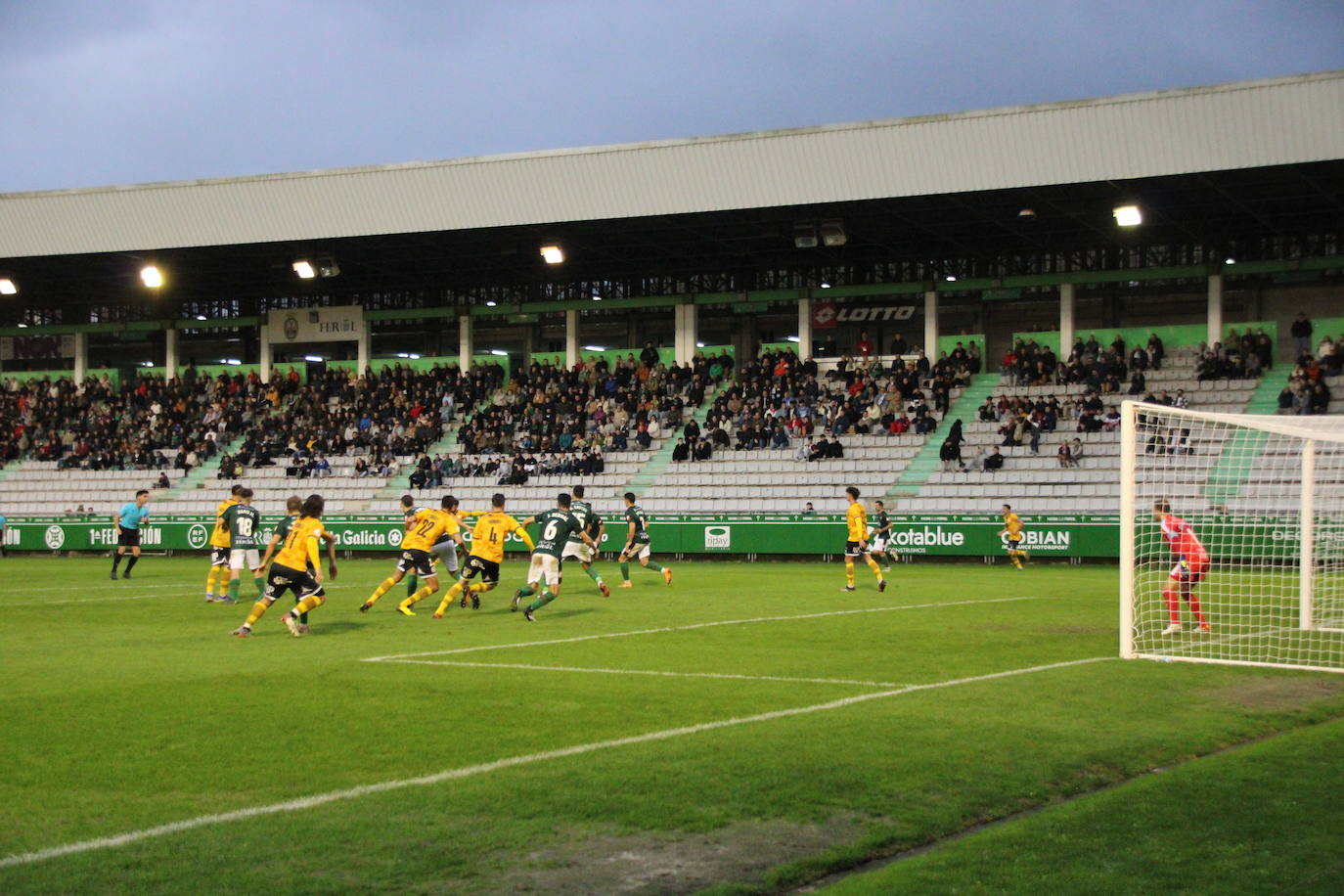 De Miguel dispara para conseguir su gol en A Malata.