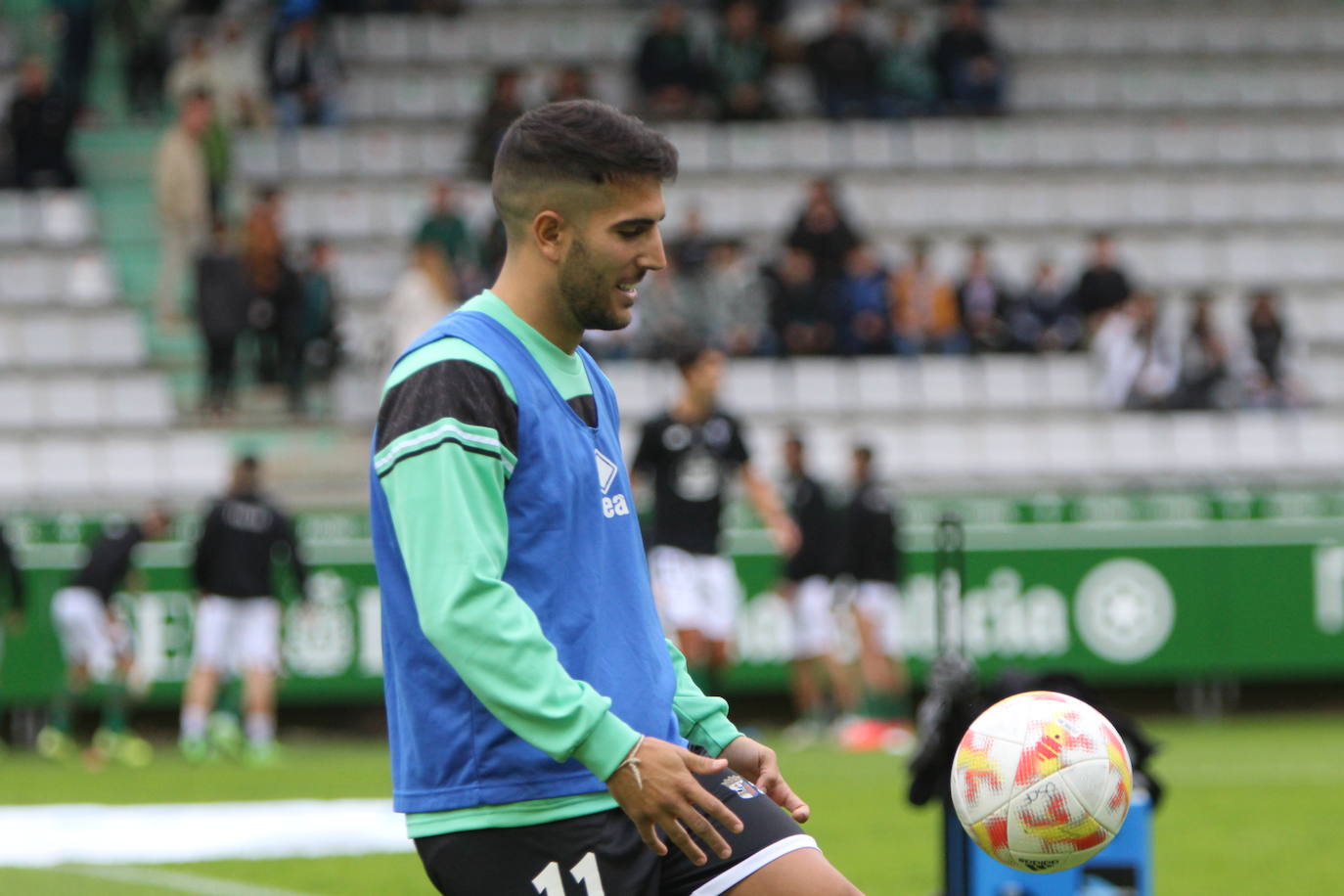 De Miguel dispara para conseguir su gol en A Malata.
