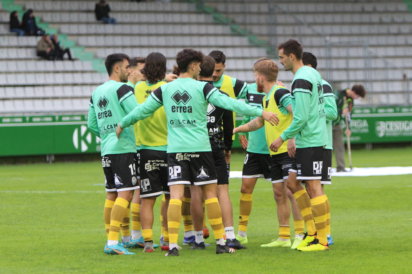 De Miguel dispara para conseguir su gol en A Malata.