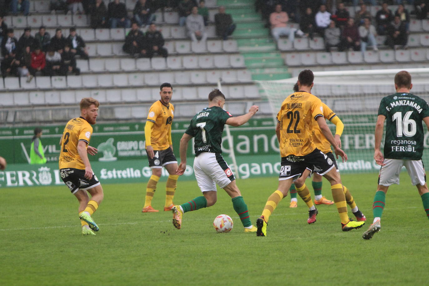 De Miguel dispara para conseguir su gol en A Malata.