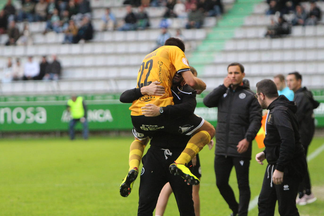 De Miguel dispara para conseguir su gol en A Malata.