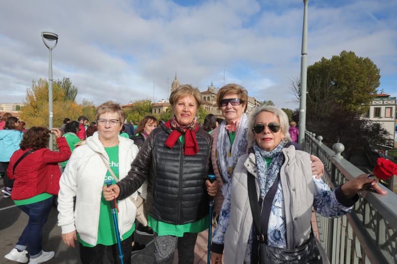 MIles de personas cruzan el puente de Enrique Esteban. 