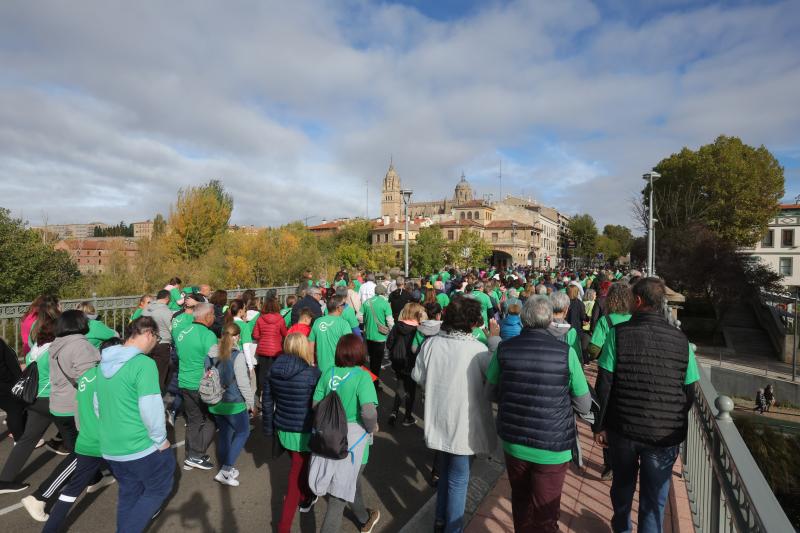 MIles de personas cruzan el puente de Enrique Esteban. 