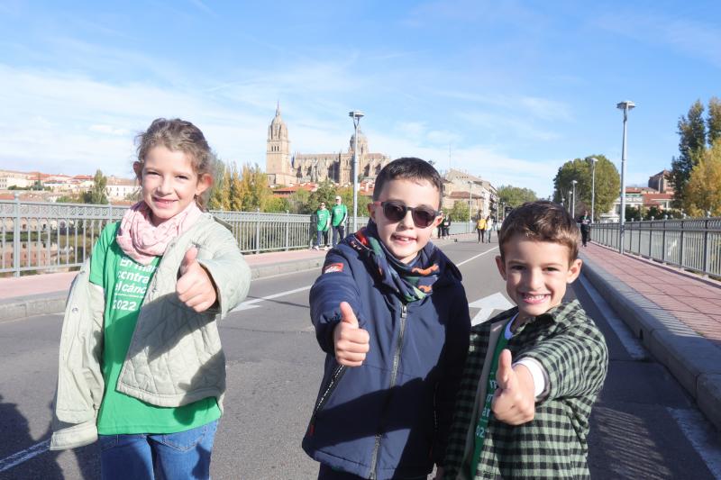MIles de personas cruzan el puente de Enrique Esteban. 