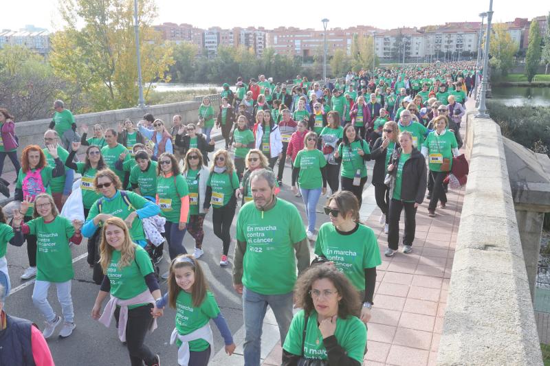 MIles de personas cruzan el puente de Enrique Esteban. 