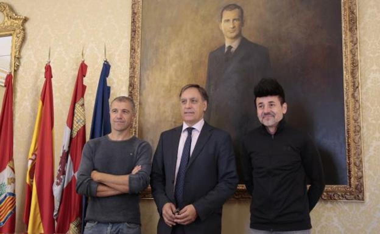 El alcalde de Salamanca, Carlos García Carbayo (centro) junto al chef Quique Muñoz (derecha) y uno de los dueños del 'Azogue Viejo', Antonio Pérez (izquierda).