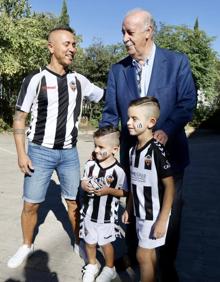 Imagen secundaria 2 - Del Bosque recibió el cariño de los aficionados y jugadores del CD Castellón. 