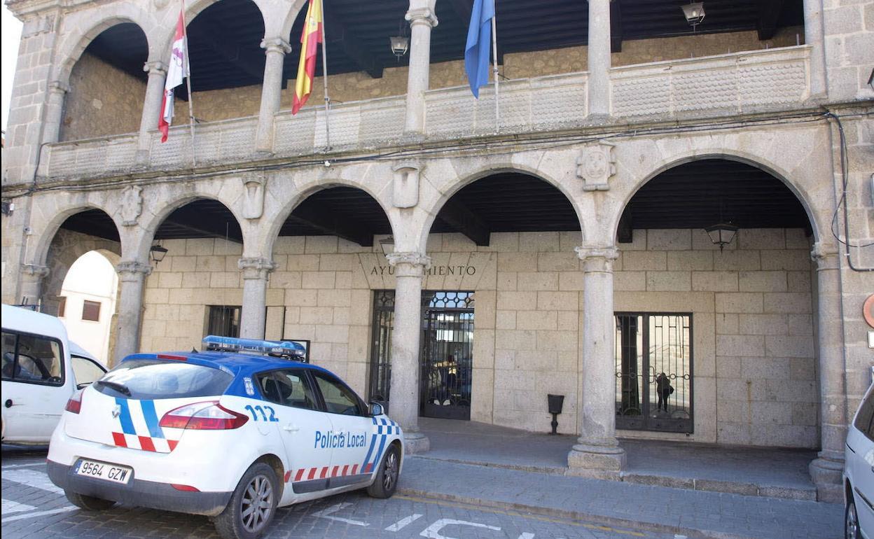 Un vehículo de la Policía Local frente al Ayuntamiento de Béjar. 