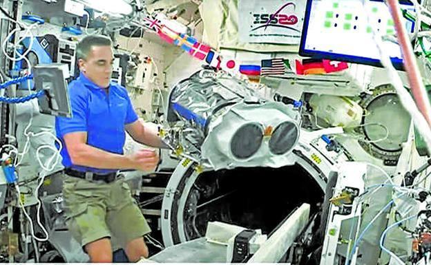 Un astronauta con una de las cámaras de Satlantis en la Estación Espacial Internacional. SATLANTIS