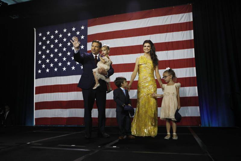 El gobernador de Florida, el republicano Ron DeSantis, celebra su victoria.