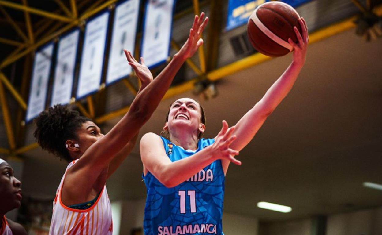 Aleksandra Crvendakic realiza una entrada a canasta ante el Schio. 