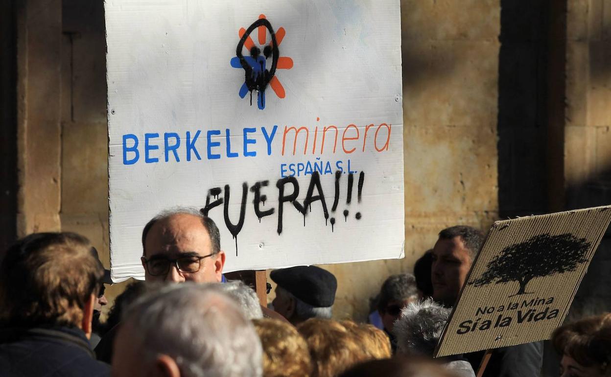 Una manifestación contra el proyecto minero de uranio de Berkeley en Retortillo. 