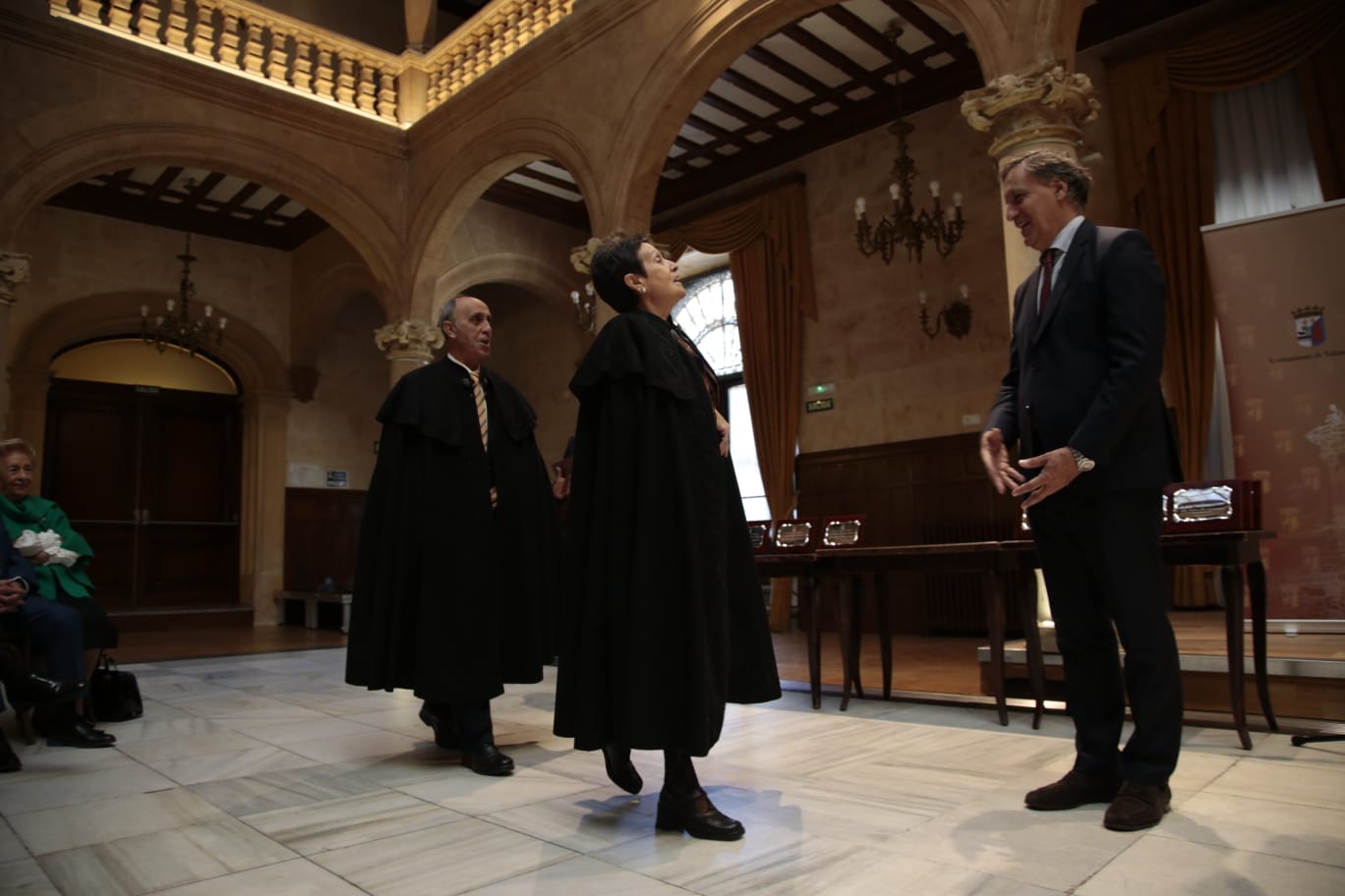 El alcalde de Salamanca entrega una placa a un matrimonio. 