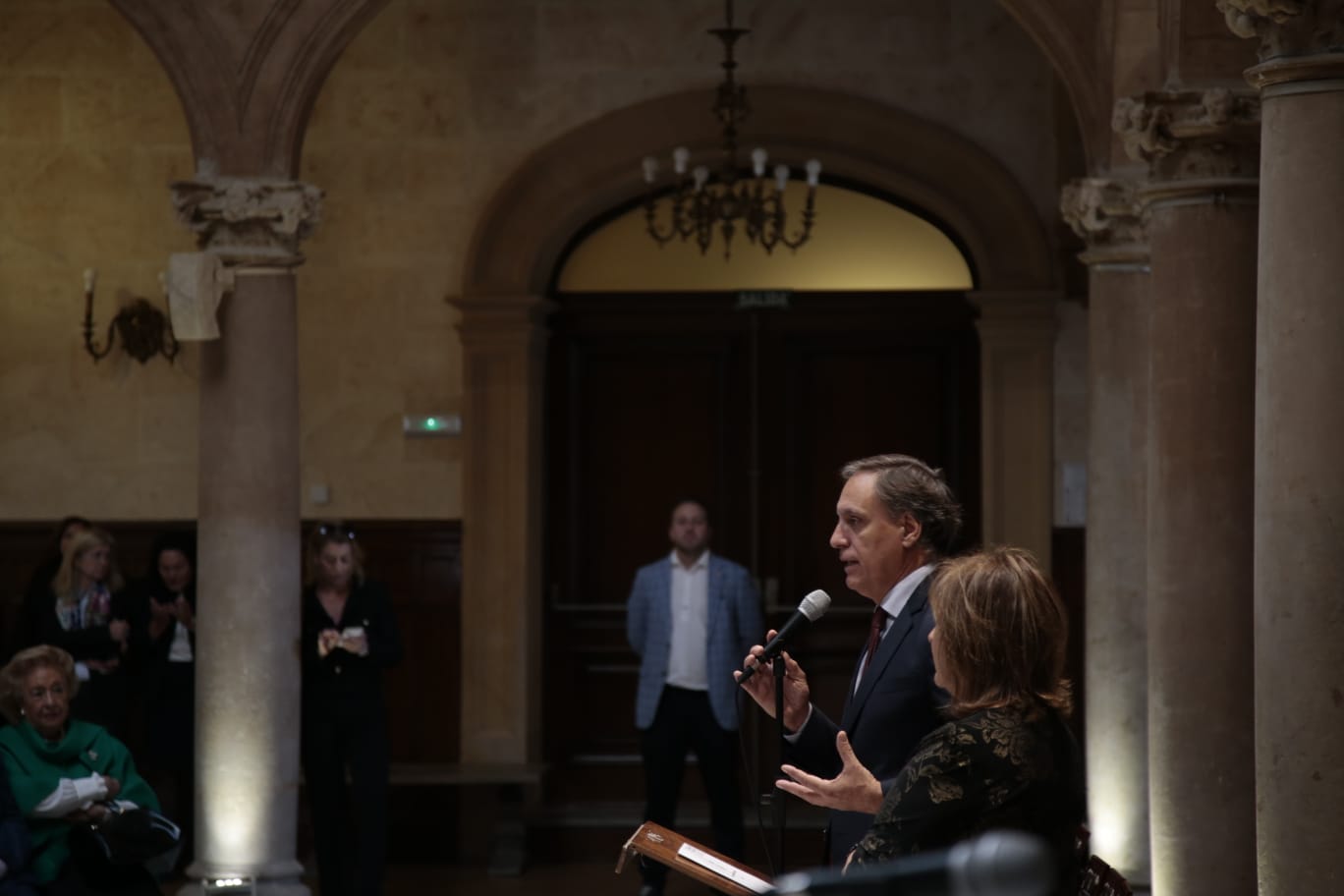 El alcalde de Salamanca entrega una placa a un matrimonio. 