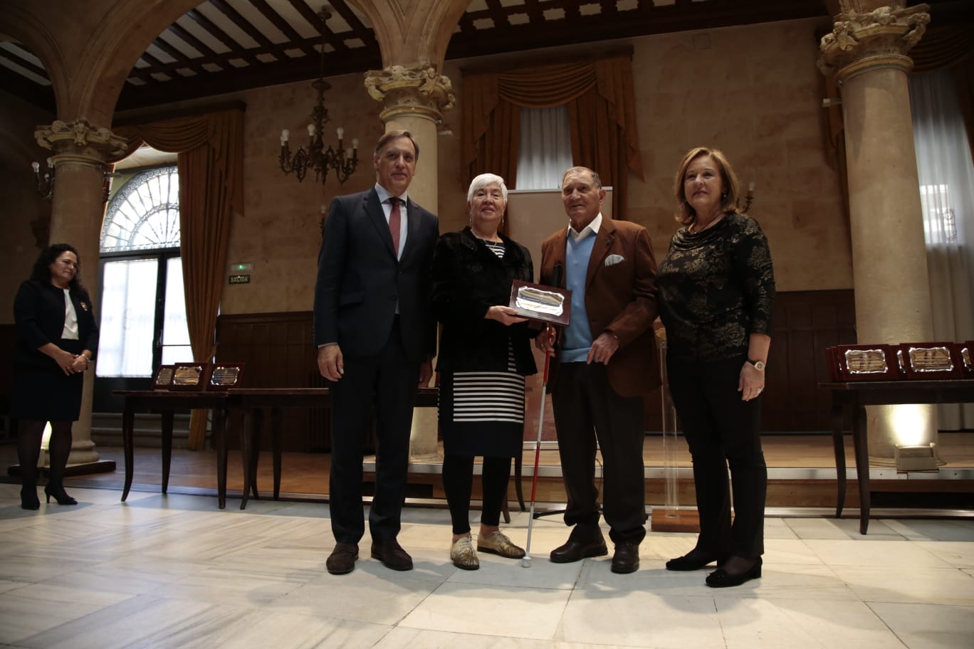 El alcalde de Salamanca entrega una placa a un matrimonio. 