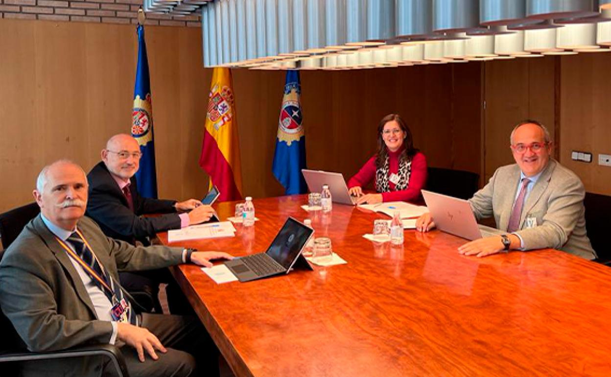 A la derecha la vicerrectora de Calidad y Enseñanzas de Grado, María José Rodríguez Conde, y el vicerrector de Postgrado y Enseñanzas Propias, Nicolás Rodríguez-García. A la izquierda, el subdirector General de Recursos Humanos y Formación, Agustin Alonso-Carriazo Lopez (fondo), y el director del Centro, José García Molina.