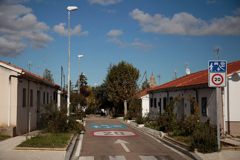 Una calle del barrio, con la catedral al fondo.
