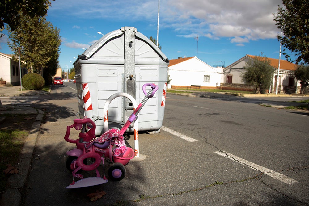 Un juguete junto a un contenedor