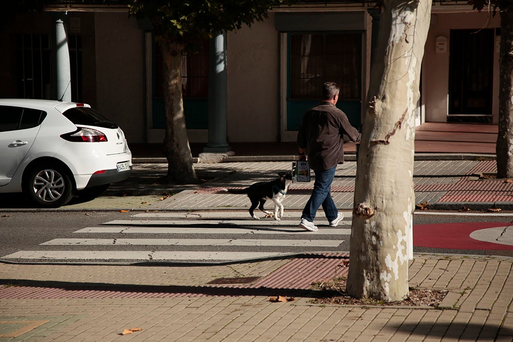 Una persona camina por el barrio.