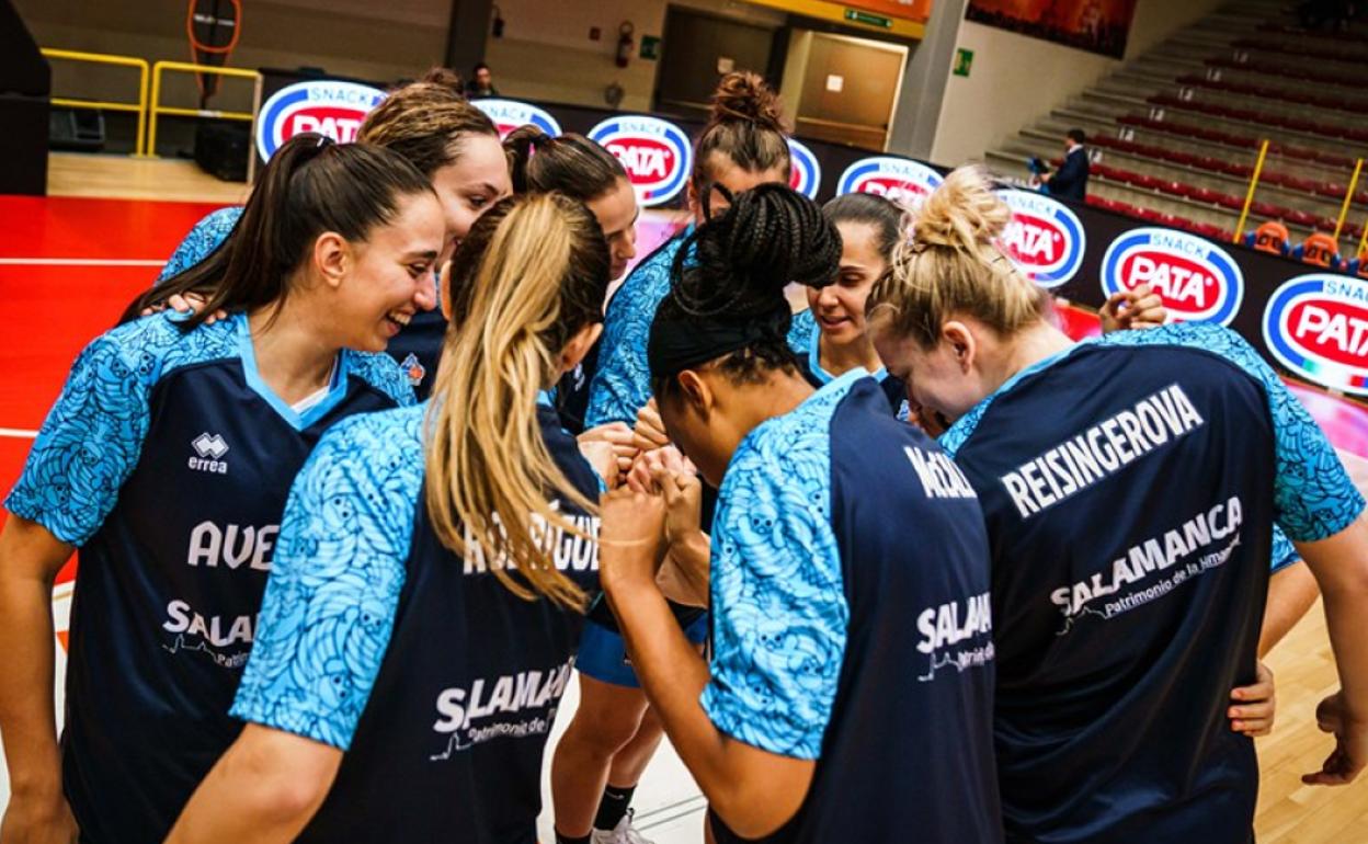 Las jugadoras del CB Avenida hacen piña en Schio. 