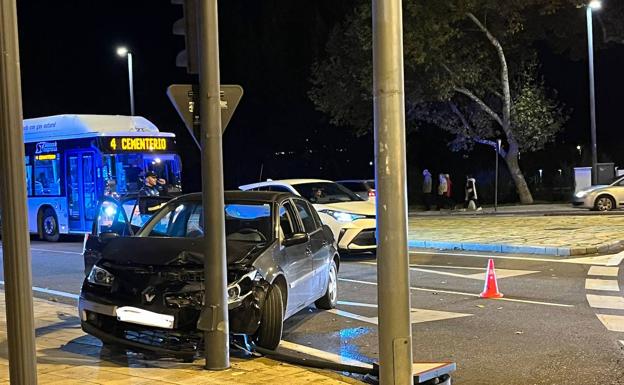 Un herido tras chocar con su bici contra un coche y otro tras empotrarse contra una farola