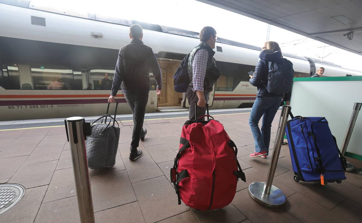 Salidad de un tren a la estación de Salamanca este viernes. 