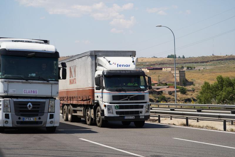 Dos camiones circulando por una autovía de Salamanca.