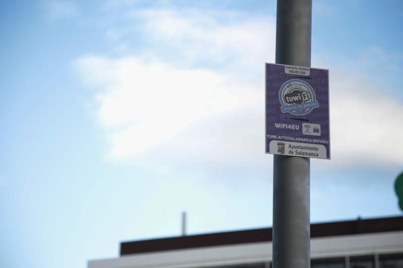 Francisco Gómez Galán, señala a los restos de la entrada al antiguo cuartel de Caballería.