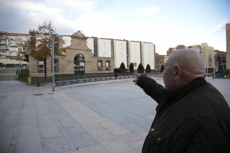 Francisco Gómez Galán, señala a los restos de la entrada al antiguo cuartel de Caballería.