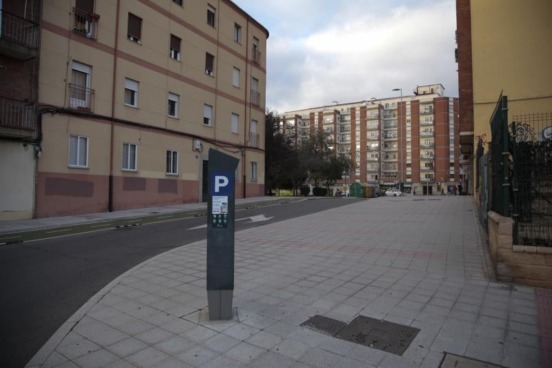 Francisco Gómez Galán, señala a los restos de la entrada al antiguo cuartel de Caballería.