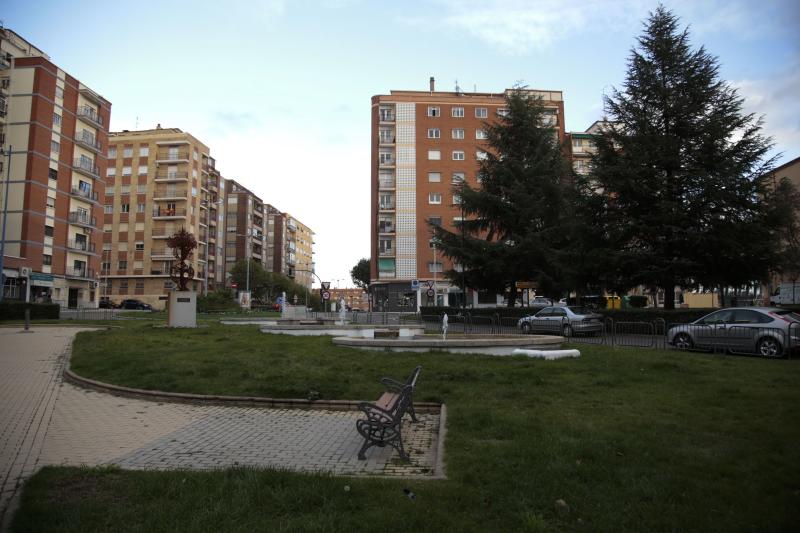 Francisco Gómez Galán, señala a los restos de la entrada al antiguo cuartel de Caballería.