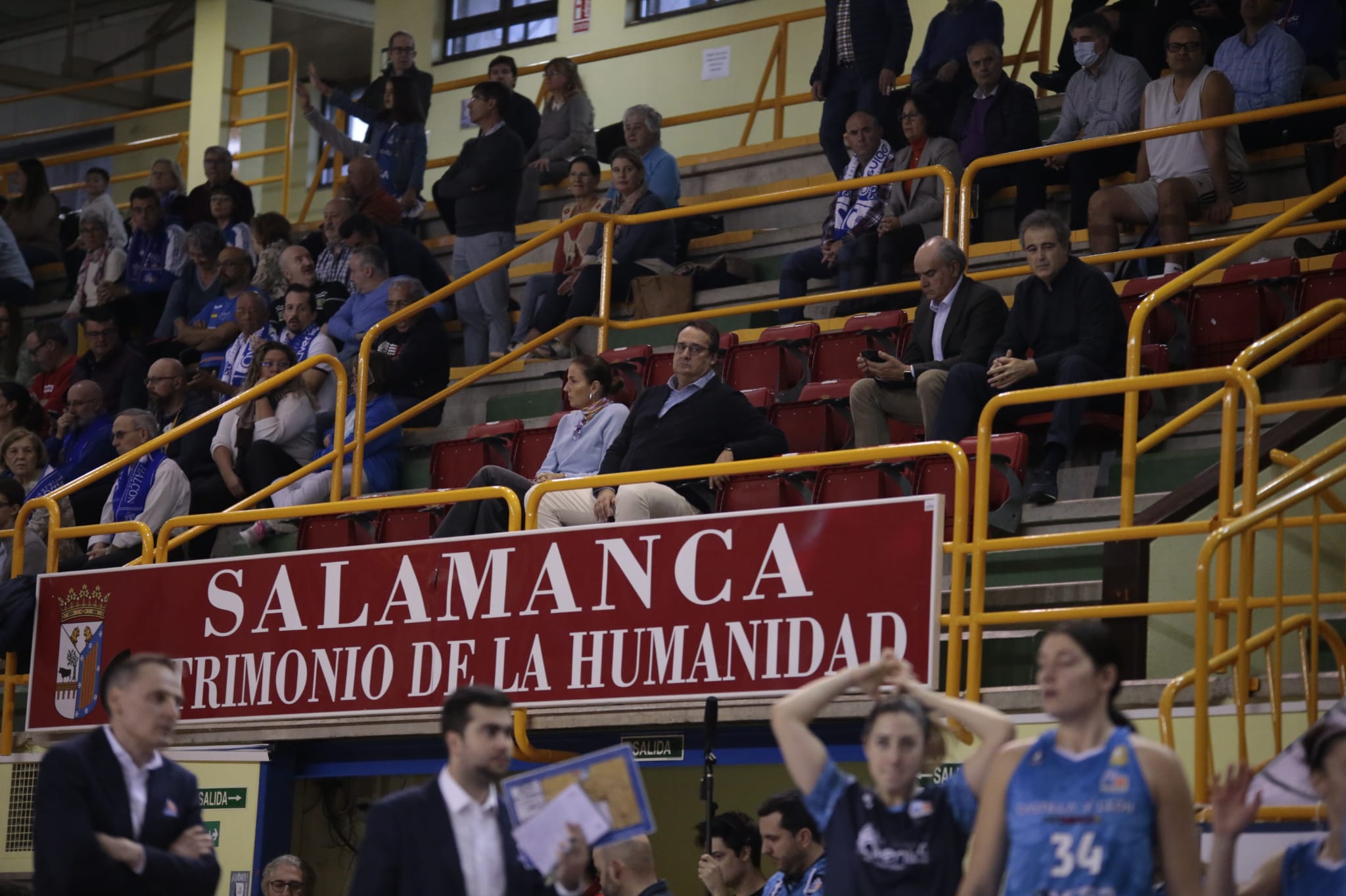 Las jugadoras del CB Avenida pugnan con la alero del Casademont Zaragoza, Leonie Fiebich, para hacerse con la posesión del balón. 