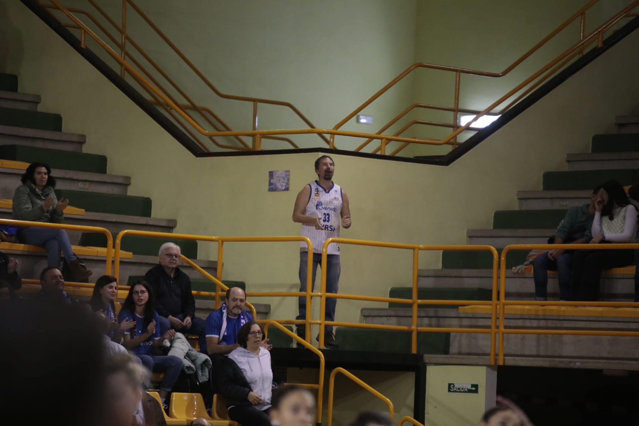 Las jugadoras del CB Avenida pugnan con la alero del Casademont Zaragoza, Leonie Fiebich, para hacerse con la posesión del balón. 