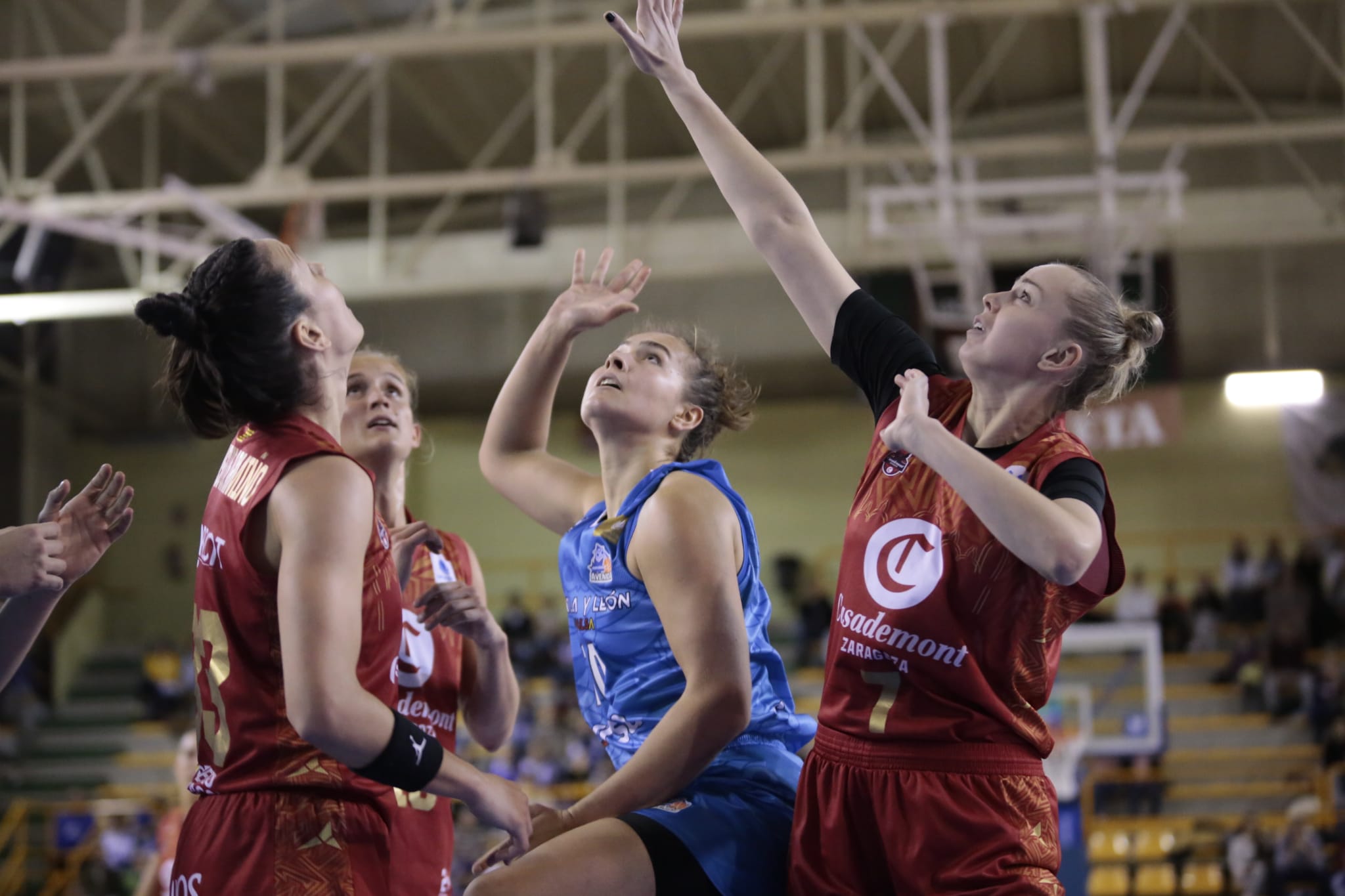 Las jugadoras del CB Avenida pugnan con la alero del Casademont Zaragoza, Leonie Fiebich, para hacerse con la posesión del balón. 