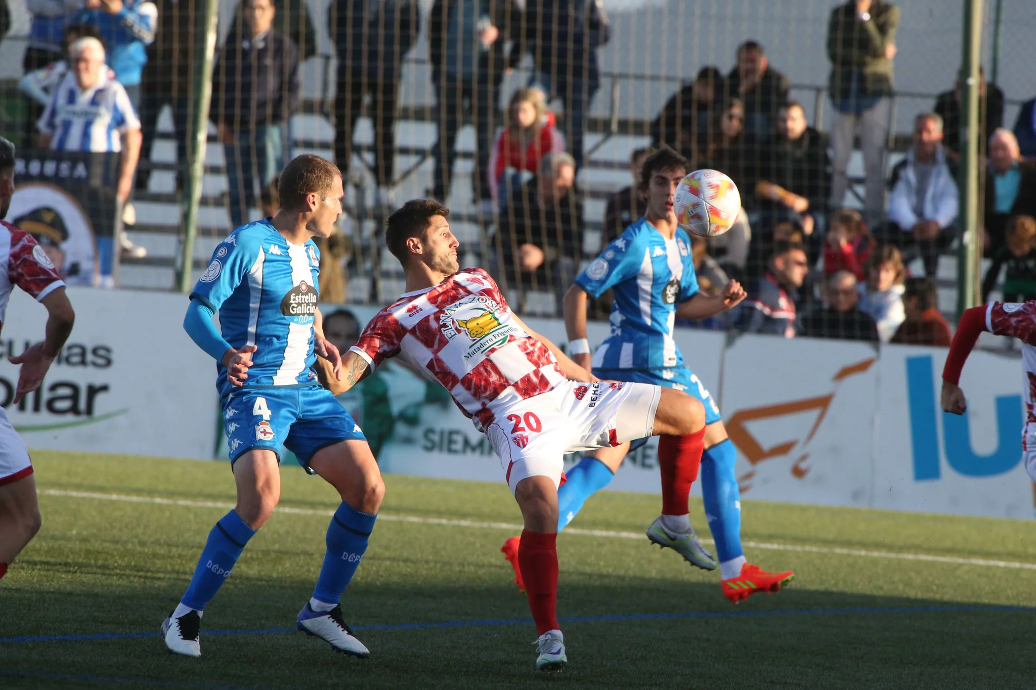 Los jugadores del Guijuelo celebran el primer gol de Carmona ante el Deportivo de la Coruña.