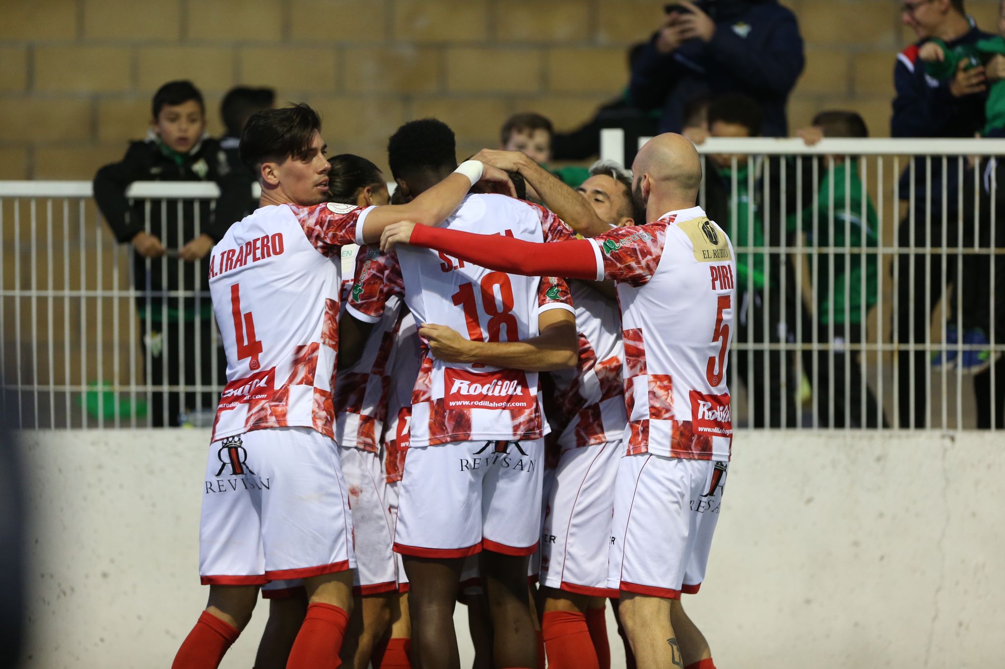 Los jugadores del Guijuelo celebran el primer gol de Carmona ante el Deportivo de la Coruña.