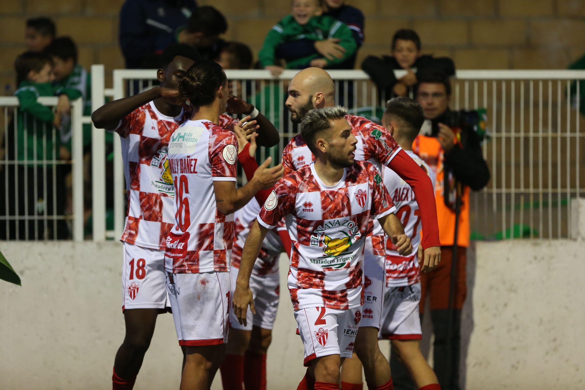 Los jugadores del Guijuelo celebran el primer gol de Carmona ante el Deportivo de la Coruña.