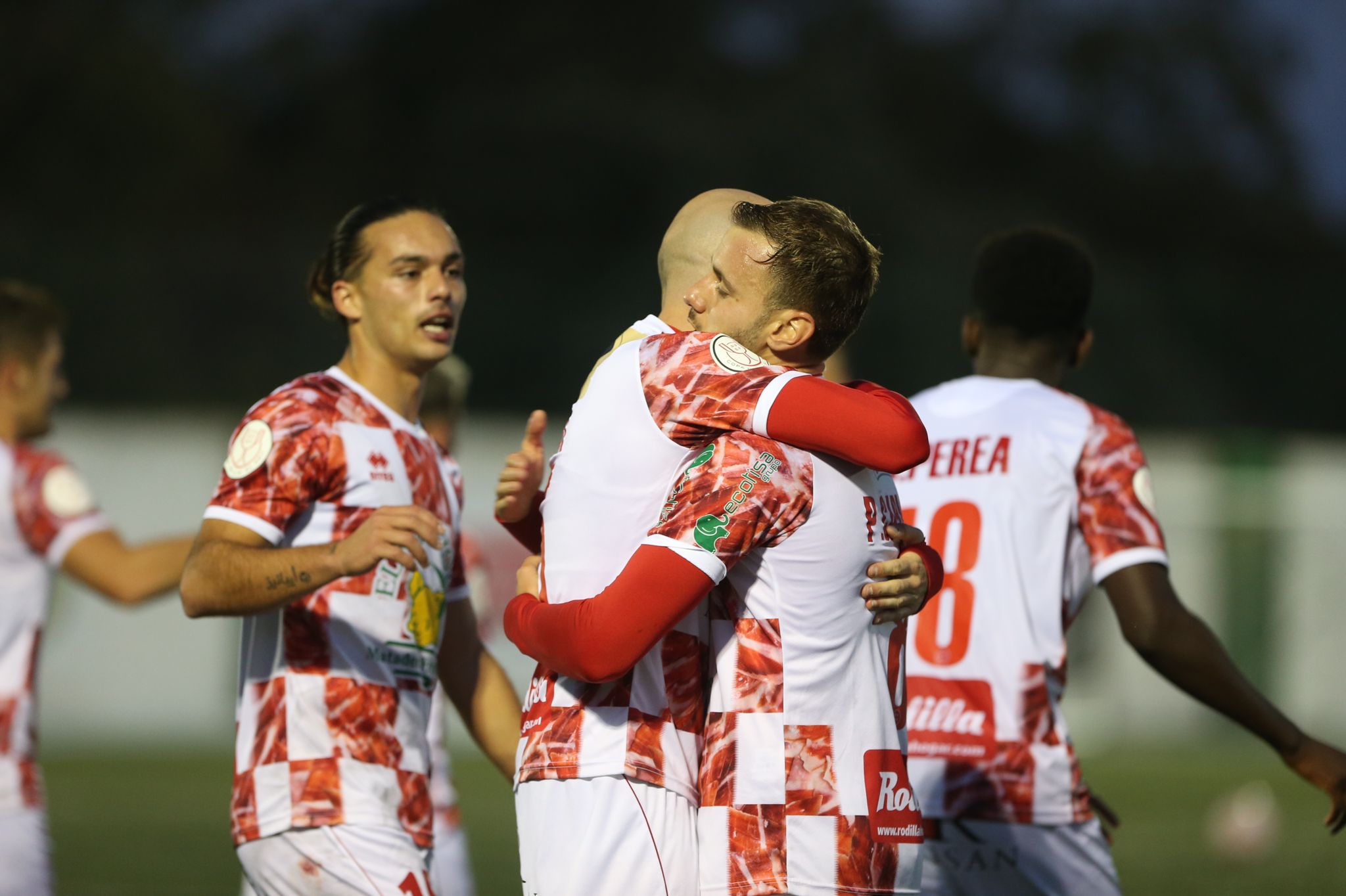 Los jugadores del Guijuelo celebran el primer gol de Carmona ante el Deportivo de la Coruña.