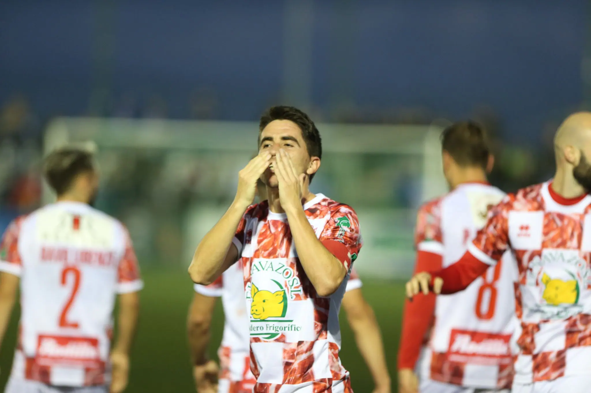 Los jugadores del Guijuelo celebran el primer gol de Carmona ante el Deportivo de la Coruña.