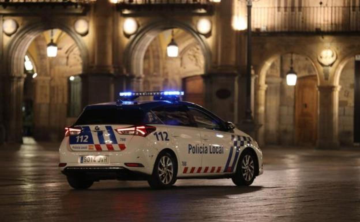 Un coche de la Policía Local patrulla por la plaza Mayor durante la noche salmantina.