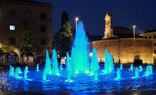 La duente de la Puerta Zamora iluminada de azul en otra ocasión.