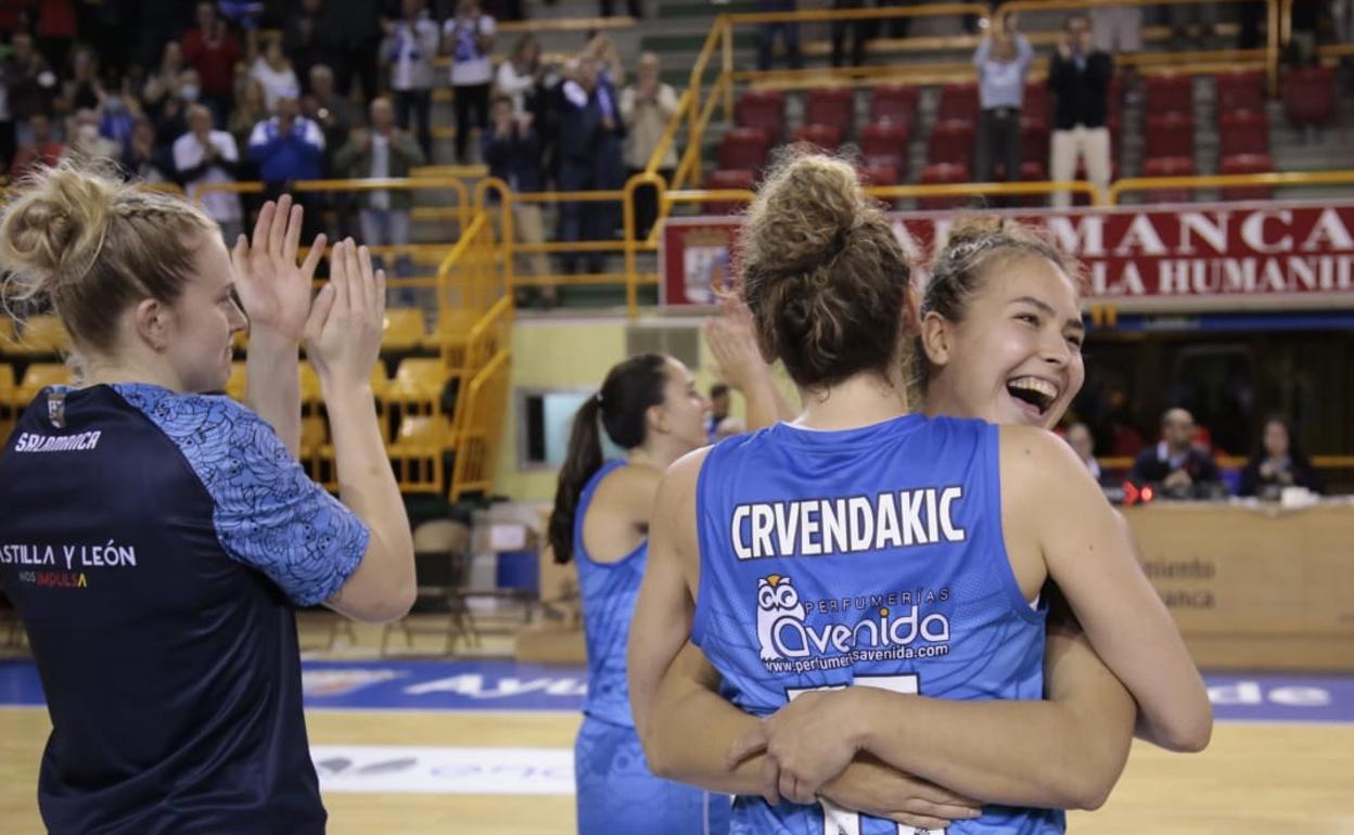 Las jugadoras del CB Avenida celebran la victoria en la prórroga ante Zaragoza. 