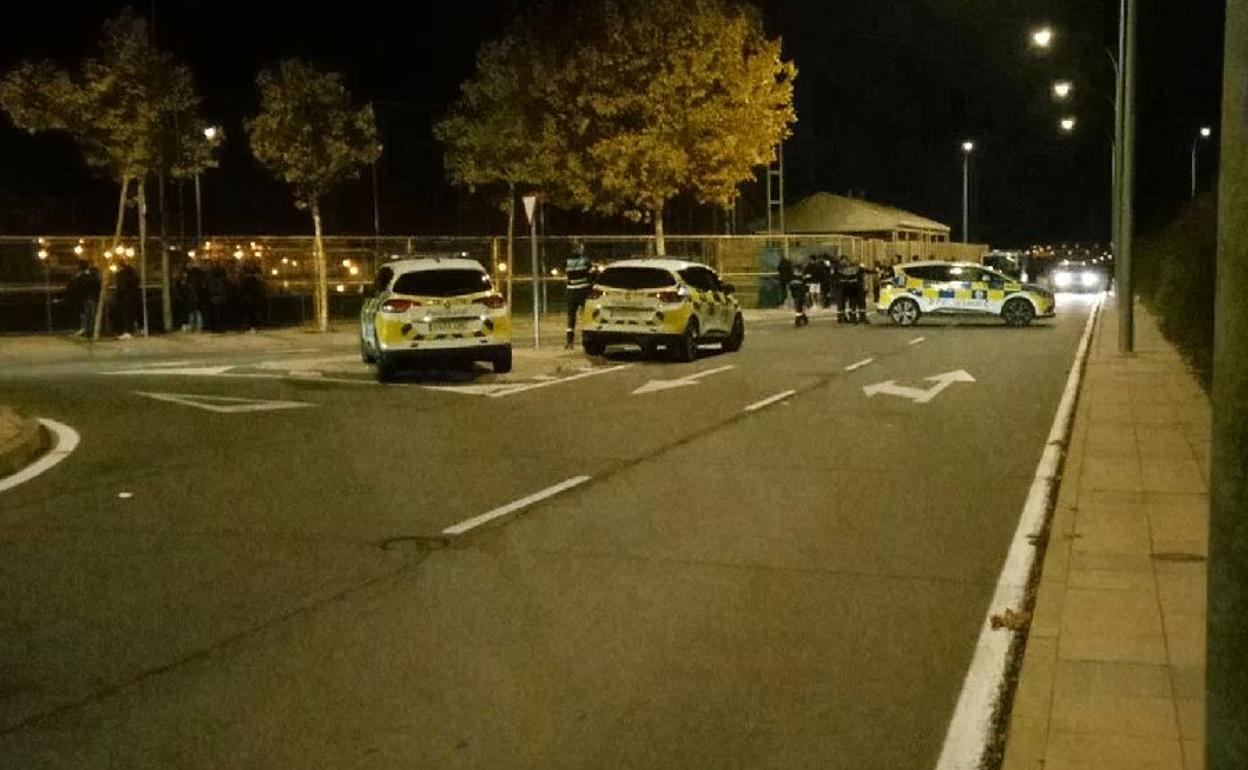 Vehículos de la Policía Local junto al campo de fútbol de El Zurguén.