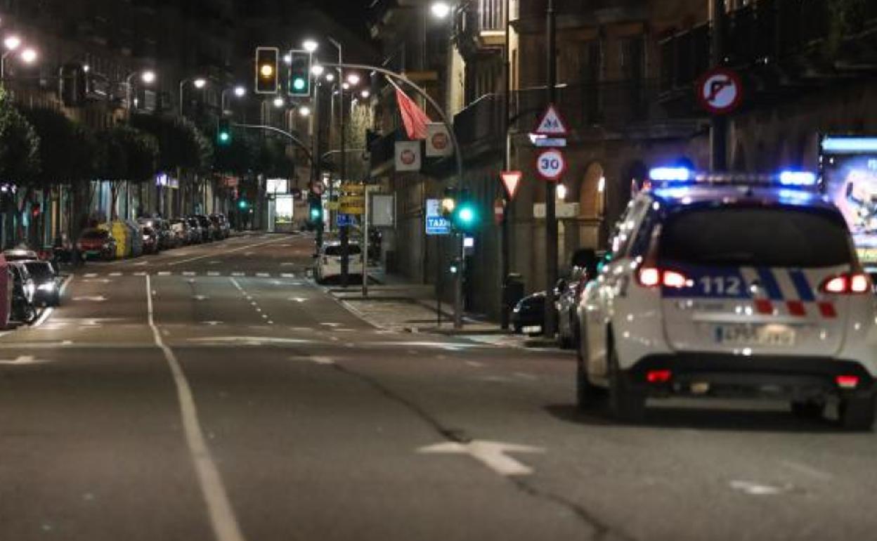 Un vehículo de la Policía Local de Salamanca circulando por la Gran Vía de Salamanca.