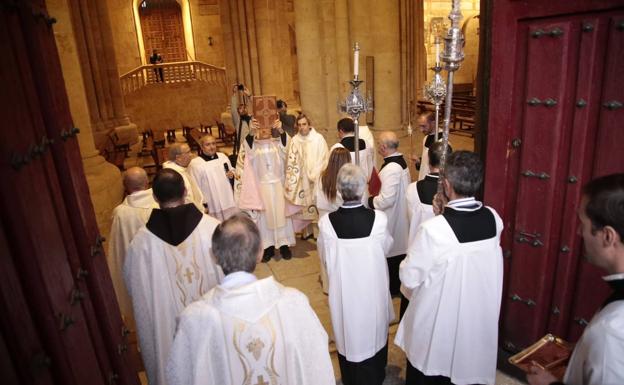 Clérigos entrando en la Catedral tras la apertura de la puerta de Santa Lucía.